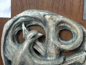 Klaas Pijlman - Chamotte / Aardewerk op paneel , Duif & Pax Christi - ca. 1970 kopen? Bied vanaf 25!