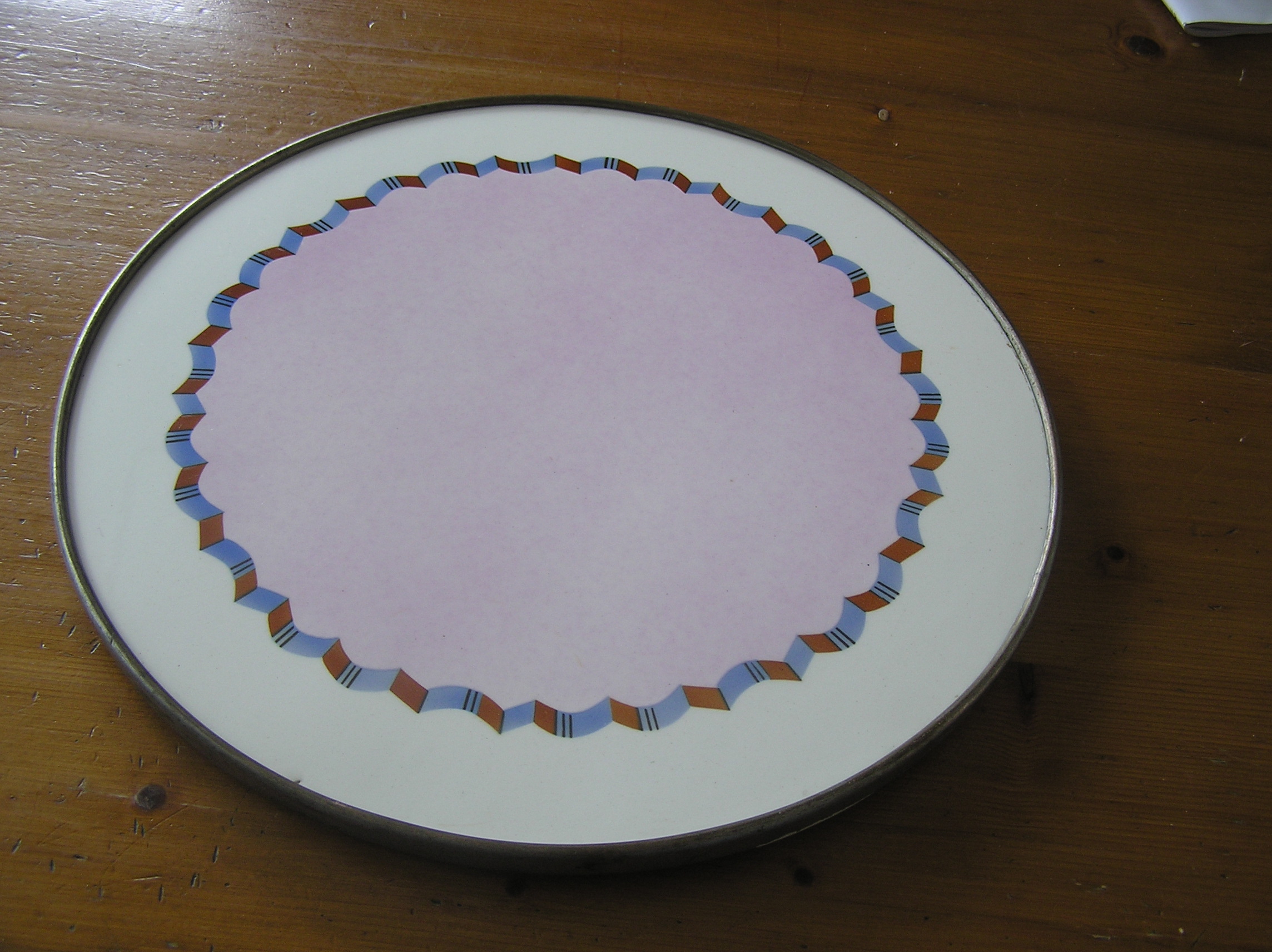 Steengoedfabriek Paetsch -  Bauhaus rond dienblad met geometrisch spuitglazuur decor verkocht voor € 15!