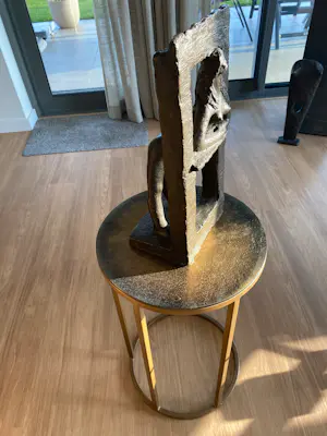 Theo Dobbelman - Meisje leunend van uit de openstaande deur kopen? Bied vanaf 1550!