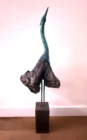 Teun van Veen - Brons en houten sculptuur: Crane taking off verkauft für € 700!