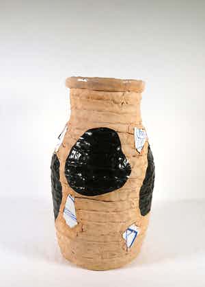 Kees Marinus - Aardewerken vaas met tegelfragmenten verkocht voor € 200!