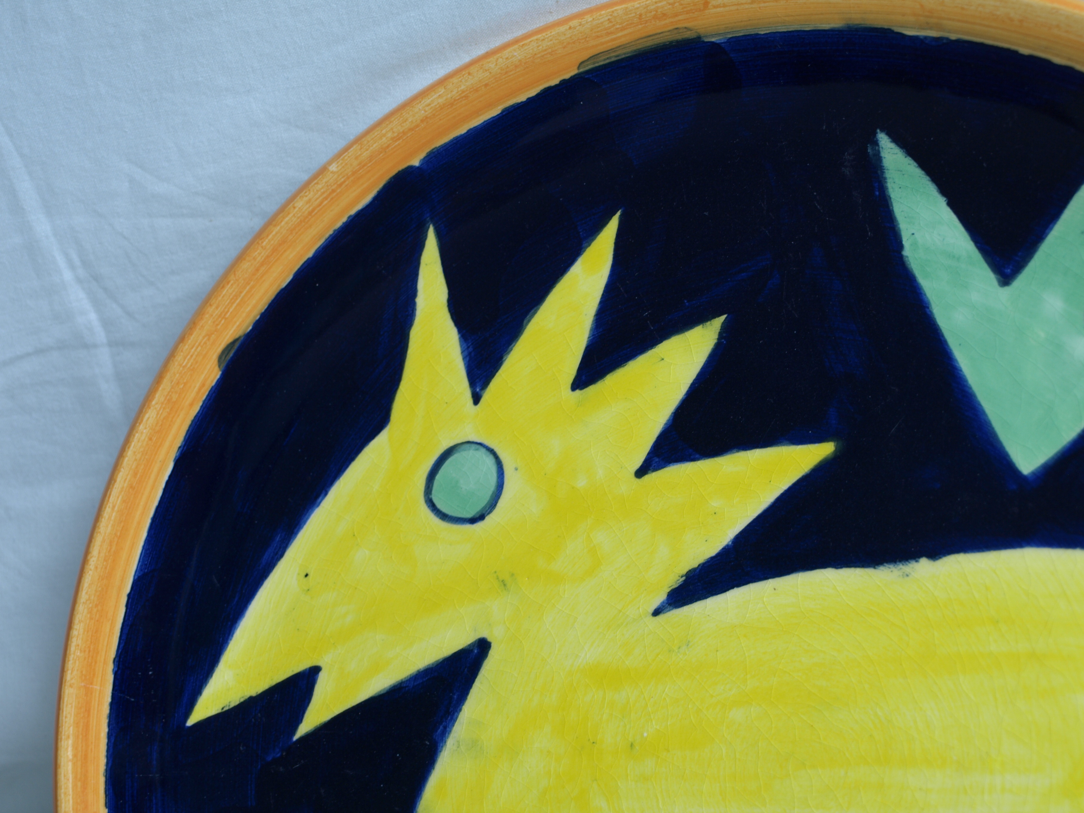 Niet of onleesbaar gesigneerd - Aardewerk, Bord , Fantasiedier met stekels – handgemaakt en gesigneerd  kopen? Bied vanaf 1!