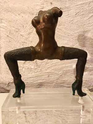 Niet of onleesbaar gesigneerd - Bronzen sculptuur, erotisch naakt verkocht voor € 1!