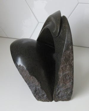 Niet of onleesbaar gesigneerd - Abstract massief natuurstenen sculptuur gesigneerd RS kopen? Bied vanaf 1!