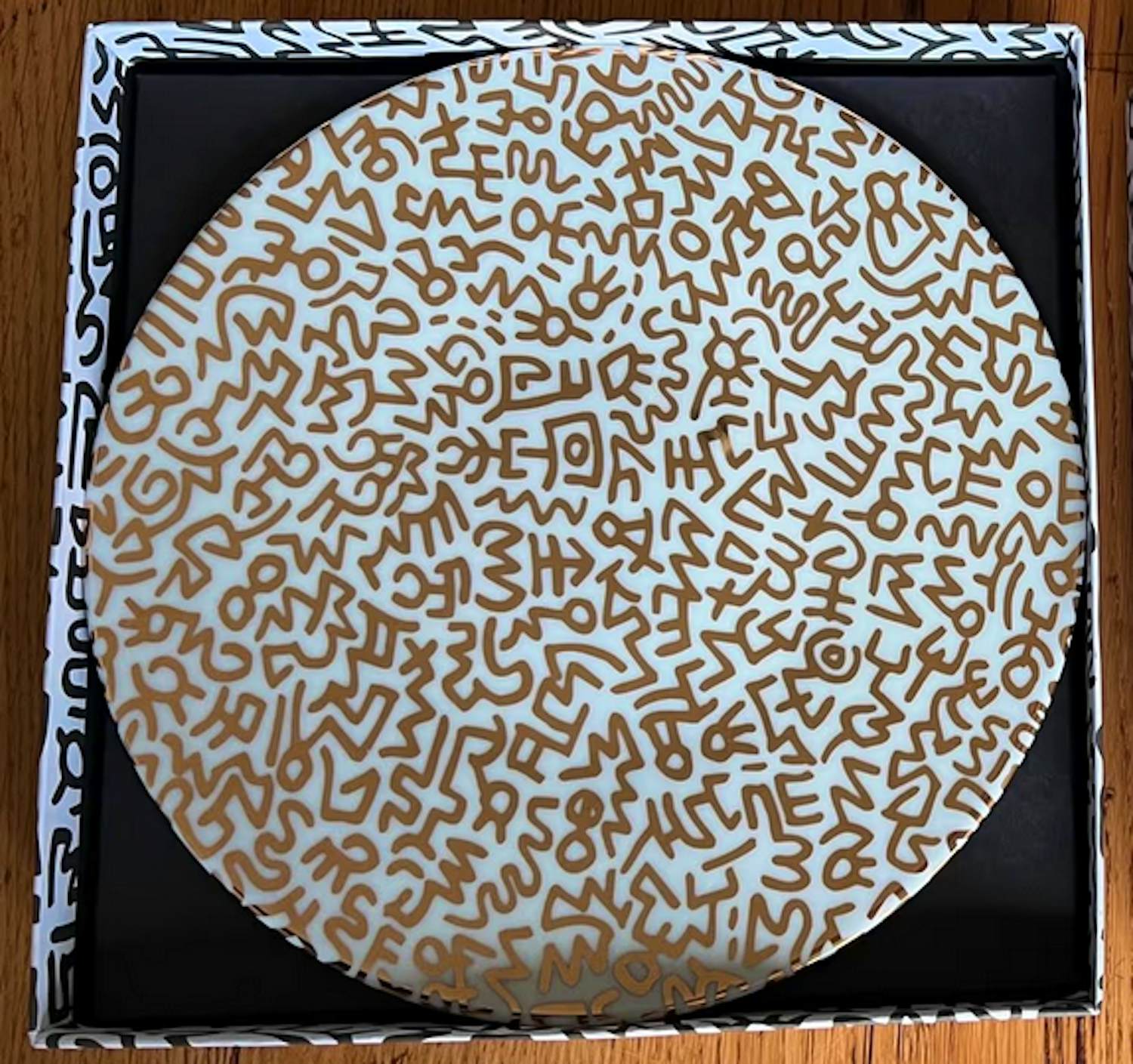 Keith Haring - Handgeschilderd porseleinen verzamelbord wit/goud (Limited Edition) verkocht voor € 150!