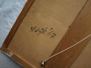 Peter Nieuwendijk - Houtreliëf, “Op 2 passen van mijn raam” – gesigneerd – 1967 kopen? Bied vanaf 150!