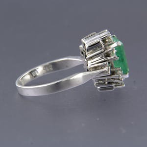 14K Goud - witgouden vintage entourage ring met smaragd en diamant kopen? Bied vanaf 850!