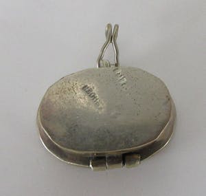 Niet of onleesbaar gesigneerd - Miniatuur zilveren doosje met parelmoer decoratie kopen? Bied vanaf 10!