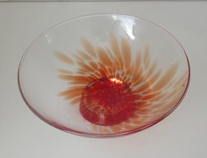 Niet of onleesbaar gesigneerd - Kunstglazen schaal op voet met rode en oranje glaspoeders kopen? Bied vanaf 10!