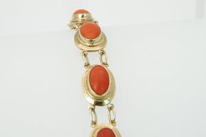 2033-Geelgouden Vintage 14krt armband met ovaal cabuchon geslepen bloedkoralen kopen? Bied vanaf 280!