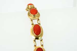 2033-Geelgouden Vintage 14krt armband met ovaal cabuchon geslepen bloedkoralen verkocht voor € 280!