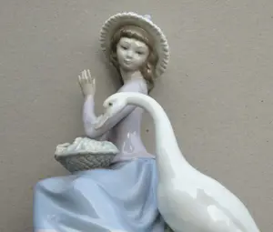 Lladro - Junges Mädchen mit Früchtekorb und einer neugierigen Ente kopen? Bied vanaf 109!
