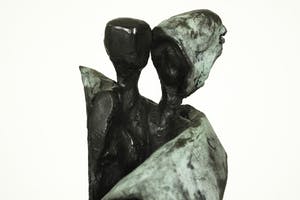 Renee van Leusden - Twee figuren in zuil 'Shelter' kopen? Bied vanaf 550!