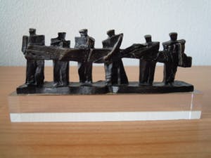 Frans Steginga - Prachtig beeldje "Samen de zaak van de grond tillen " - op plexiglas sokkel kopen? Bied vanaf 35!