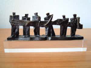 Frans Steginga - Prachtig beeldje "Samen de zaak van de grond tillen " - op plexiglas sokkel verkocht voor € 35!