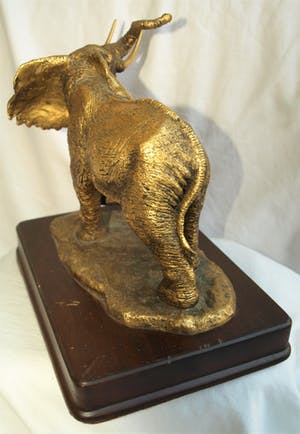 Anthony J. Jones - Bronzen beeld , The Golden Elephant – op houten voetstuk - 4922 gram kopen? Bied vanaf 225!