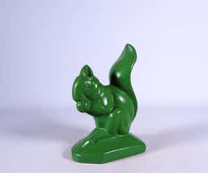 Niet of onleesbaar gesigneerd - Aardewerk, Eekhoorn verkocht voor € 1!