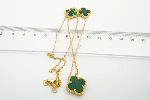 46 - Sierlijk en fijn  20krt gouden collier met 3 malachiet klavertjes 4 hangers kopen? Bied vanaf 475!