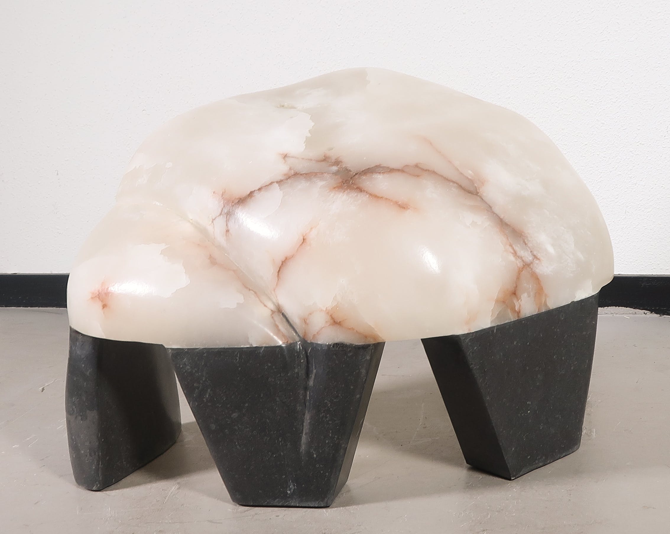 Peter van de Locht - Marmeren object op granieten sokkels, Organische abstracte vorm kopen? Bied vanaf 350!