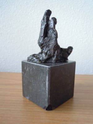 Niet of onleesbaar gesigneerd - Prachtig bronzen beeldje - moeder met kind. kopen? Bied vanaf 10!