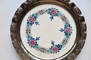 Niet of onleesbaar gesigneerd - Art deco - 20-jaren - grote Presenteer Schaal - Keramiek/ingesneden Silverplate verkocht voor € 1!