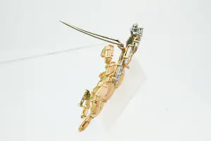 97 - Chique 18 karaat geel gouden Veulen broche met angel skin koraal en diamant kopen? Bied vanaf 3500!