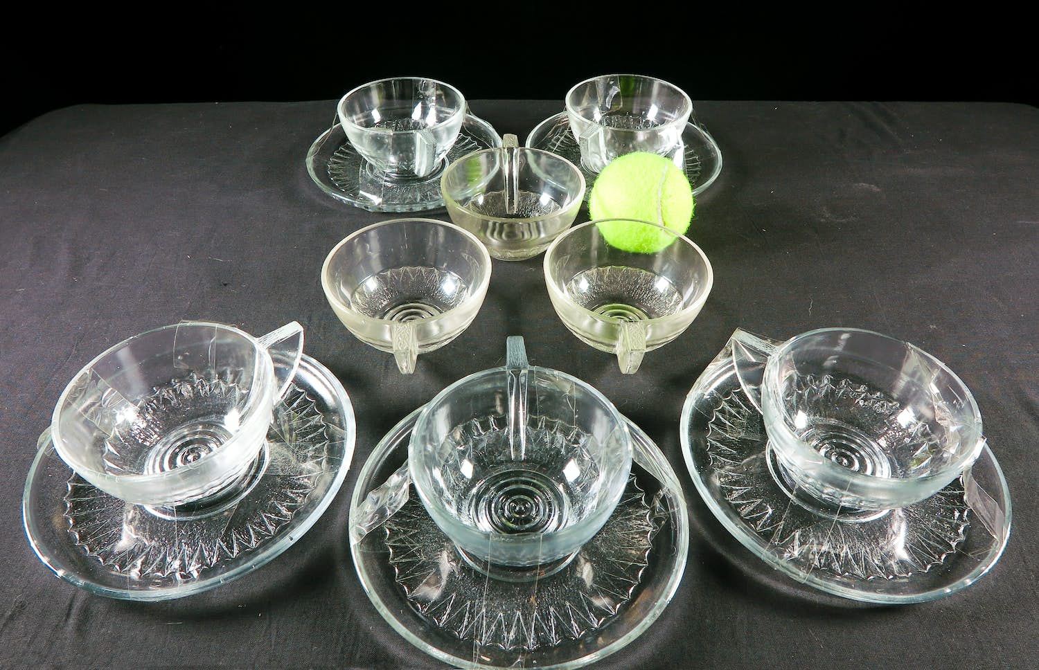 Kristalunie Maastricht - Lot van 8 kopjes en 5 schoteltjes verkocht voor € 1!