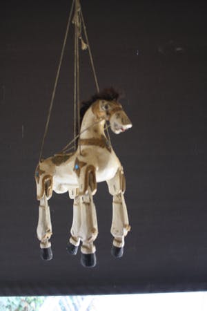 Niet of onleesbaar gesigneerd - Antiek Polychroom beschilderd marionetten paard kopen? Bied vanaf 1!