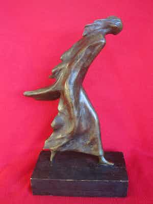 Brons (Onbekend) - Vrouw, gejaagd door de wind. verkocht voor € 120!