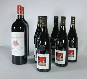 Niet of onleesbaar gesigneerd - Lot van 7 flessen wijn, 2 x Château Poujeaux + 6 x Moulin-A-Vent C. Lapierre kopen? Bied vanaf 1!