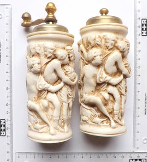Curiosa - Vintage Salt And Pepper grinder in bone carved sculptures. kopen? Bied vanaf 1!