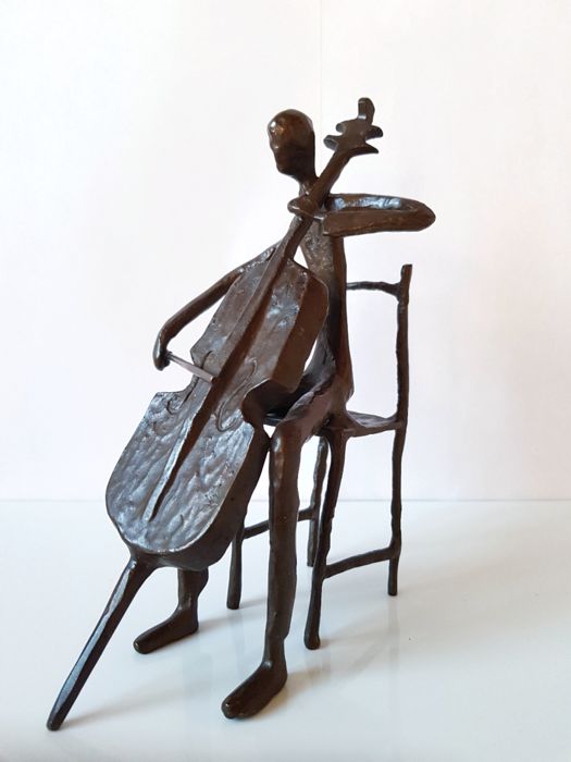 Niet of onleesbaar gesigneerd - Gepatineerd bronzen beeld van een cellist kopen? Bied vanaf 1!