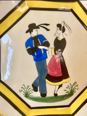 Quimper Faience - Henriot Quimper Schaal met Bretons Danspaar kopen? Bied vanaf 20!