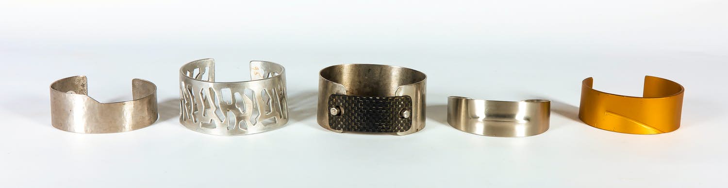 Menno Meijer - Lot van vijf armbanden van diverse materialen kopen? Bied vanaf 1!
