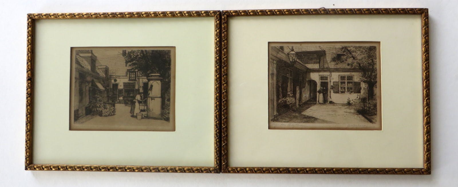 Johannes Josseaud - Twee afbeeldingen van Haarlemse hofjes. Groothuishofje en Heythuijzen hofje. kopen? Bied vanaf 30!
