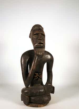 Niet of onleesbaar gesigneerd - Hout, Zittend fetisj figuur verkocht voor € 1!