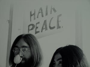 Nico Koster - Foto, John Lennon , Hilton Hotel tijdens de 'Bed-in for Peace' in '69 + Boek kopen? Bied vanaf 175!
