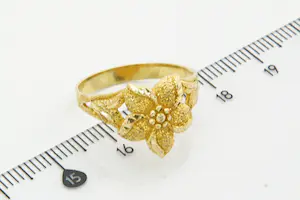62- Mooi bewerkte 18 Krt gouden dames ring met Bloem - kleine maat! kopen? Bied vanaf 160!