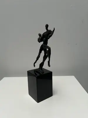 Corry Ammerlaan - Bronzen sculptuur | Aan het dansen kopen? Bied vanaf 20!