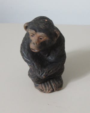 Tilgmans Keramik - Keramisch plastiekje van een zittende aap kopen? Bied vanaf 1!