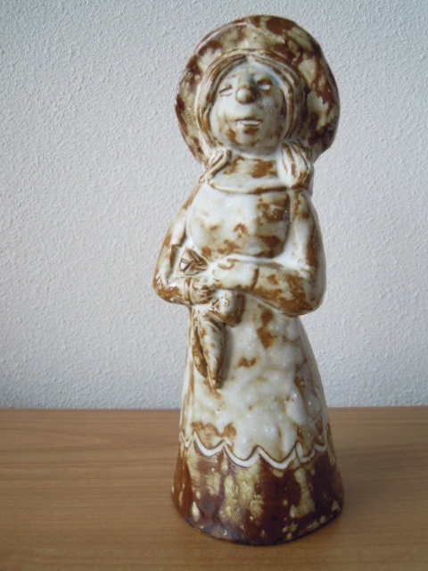 Henk Potters - Prachtig gesigneerd beeld van " Dame met hoed " verkocht voor € 25!