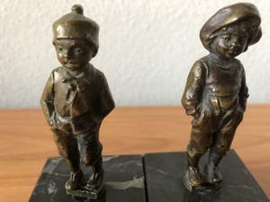 Julius Schmidt- Felling - afgeprijsd : twee beeldjes van kwajongens , op marmeren sokkel kopen? Bied vanaf 49!