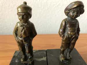 Julius Schmidt- Felling - afgeprijsd : twee beeldjes van kwajongens , op marmeren sokkel verkocht voor € 49!