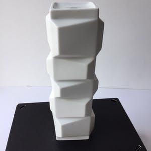 Hutschenreuther - Zeldzame Reliëfvaas (h 27,5 cm) uit de serie Archais ontwerp Heinrich Fuchs kopen? Bied vanaf 135!