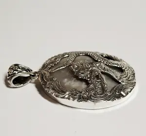 Nieuwe zeldzame zilveren hanger met parelmoer, met een zilveren Chinese draak kopen? Bied vanaf 75!