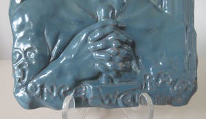 Wim Harzing - Blauwe geglazuurde aardewerken Patronaatstegel uitgevoerd bij de Russel Tiglia kopen? Bied vanaf 28!