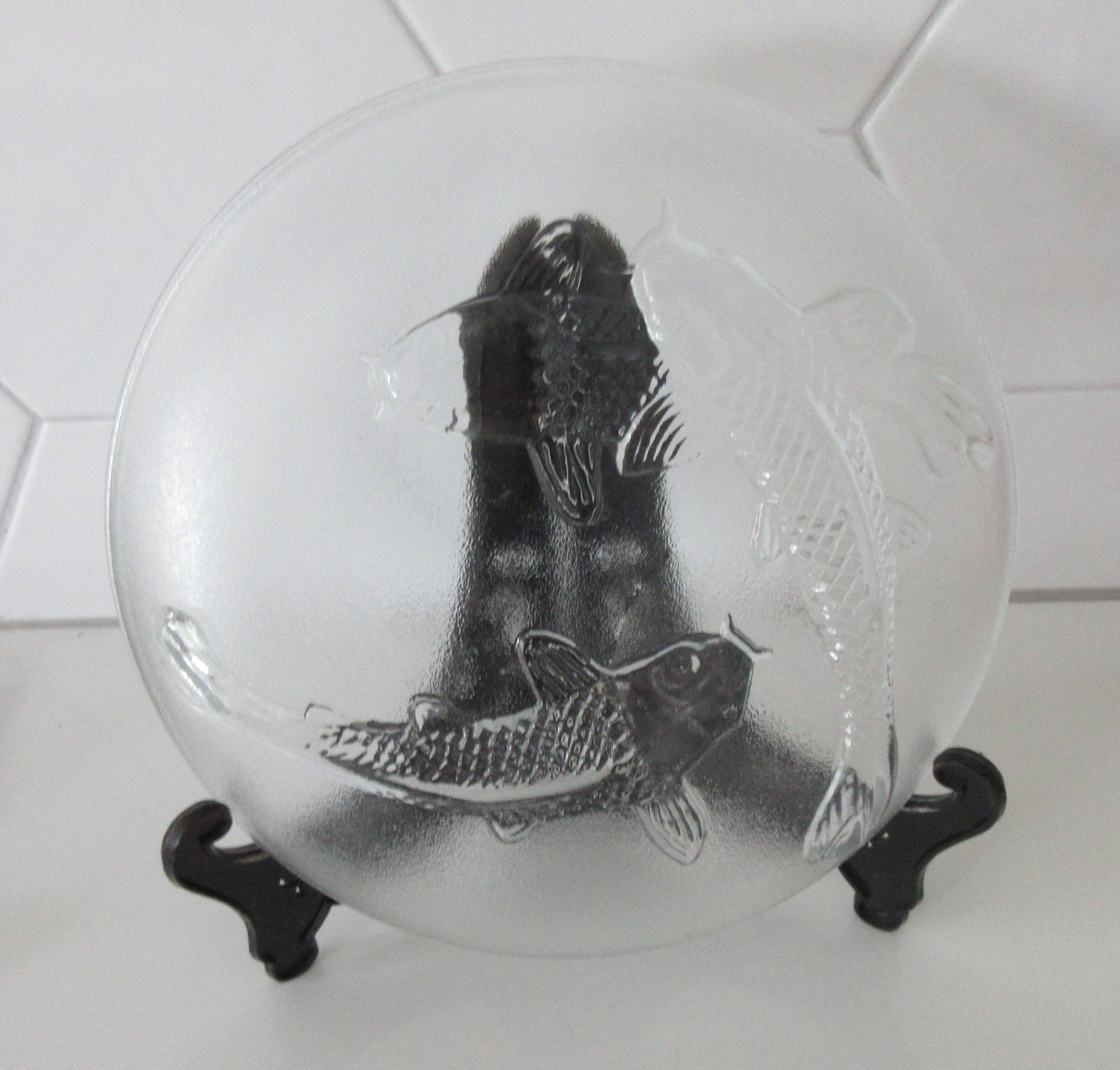 Niet of onleesbaar gesigneerd - Persglazen sierbord met drie zwemmende karpers kopen? Bied vanaf 1!