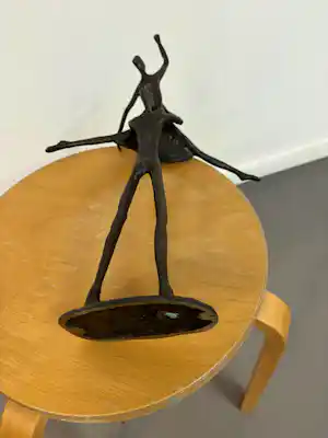 Buy Corry Ammerlaan - Een sierlijk Bronzen beeldje van abstrakte dansers.? Bid from 100!