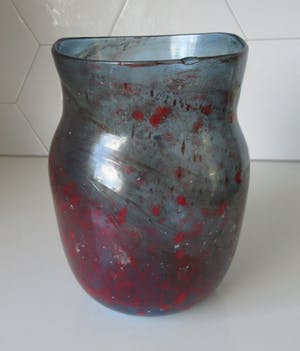Niet of onleesbaar gesigneerd - Studio blauw glazen vaas met o.a. rode glaspoeders - hand gesigneerd kopen? Bied vanaf 1!