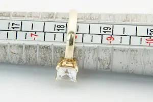 1036 - Chique 14Krt geel gouden dames ring met princess geslepen steen. kopen? Bied vanaf 80!